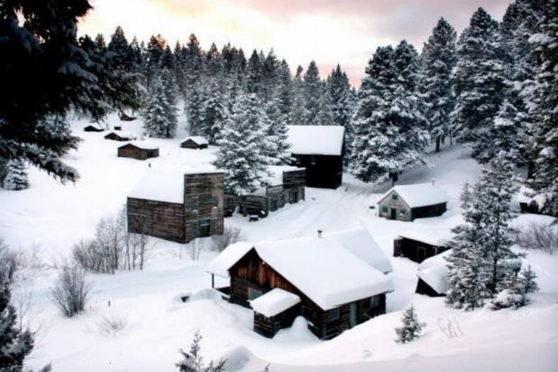 Mặc dù vậy, nhiều người vẫn tiếp tục quay lại thăm Garnet. Dĩ nhiên, không ai chấp nhận đề nghị của chính phủ để ở lại thị trấn này.