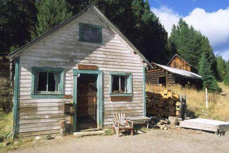 Một số người tới thị trấn này kể lại họ đã nghe thấy những tiếng động ma quái, kỳ lạ vào ban đêm...