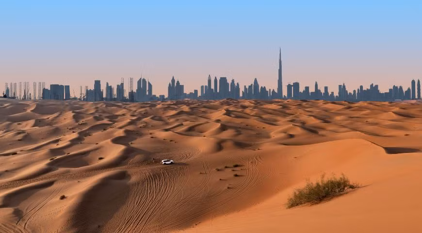 Tuy nhiên, theo trang 365adventures.me, cách đây khoảng 20 năm, Dubai vẫn là nơi khó để sinh sống. Phần lớn thành phố mà chúng ta thấy ngày nay từng là sa mạc, khiến nông dân gặp khó khăn trong việc trồng trọt hoặc chăn nuôi. Ảnh: AM.