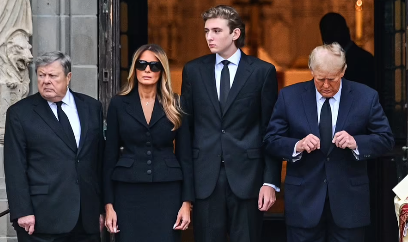 Có thể thấy, cậu út nhà ông Trump nổi bật khi đứng cạnh người thân. Ảnh: Getty.