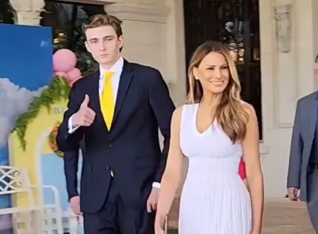 Cậu tươi cười với mọi người và còn giơ ngón cái tạo dáng. Bà Melania cũng nở nụ cười rạng rỡ. Ảnh: Twitter.