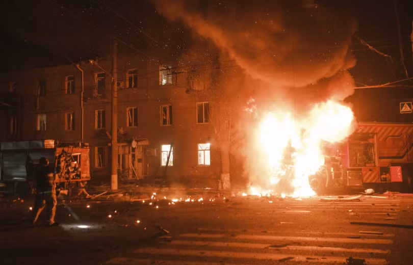 Xe của lính cứu hỏa bốc cháy sau khi máy bay không người lái của Nga tấn công vào khu dân cư ở Kharkov hôm 4/4.