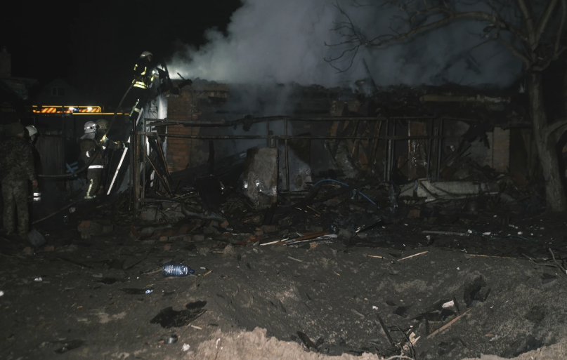 Nhân viên cứu hộ dập tắt đám cháy tại một ngôi nhà bị phá hủy sau cuộc tấn công bằng máy bay không người lái của Nga ở Kharkov, Ukraine, ngày 4/4.