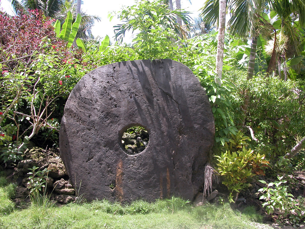 Mặc dù chưa rõ nguồn gốc của loại tiền này nhưng các nhà khảo cổ đã phát hiện ra những tảng đá dẹt có niên đại lên tới 2.000 năm tuổi trên đảo. Ảnh: Flickr. 