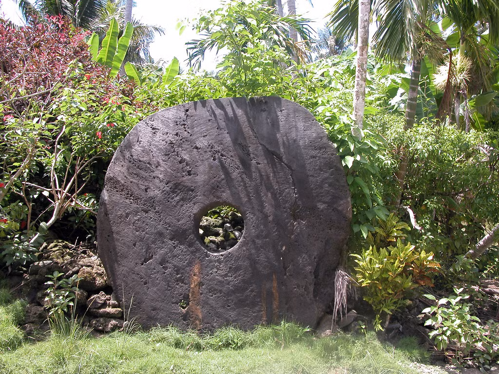 Mặc dù chưa rõ nguồn gốc của loại tiền này nhưng các nhà khảo cổ đã phát hiện ra những tảng đá dẹt có niên đại lên tới 2.000 năm tuổi trên đảo. Ảnh: Flickr. 