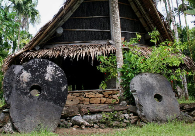 Những đồng tiền rai khổng lồ được lưu giữ công khai ở nơi công cộng. Hành vi trộm những đồng tiền này hầu như không xảy ra. Ảnh: Flickr.