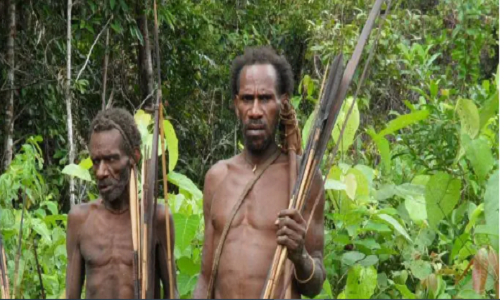 Ngày nay, bộ tộc Korowai vẫn sống biệt lập trong các khu rừng ở Papua mà không giao tiếp với người ngoài, không tiếp xúc với nền văn hóa hiện đại. Ảnh: AI.