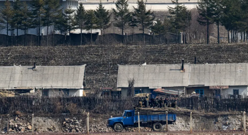 Bức ảnh chụp các công nhân ngồi trên chiếc xe tải ở Chunggang, Triều Tiên, được nhiếp ảnh gia Pedro Pardo ghi lại. (Nguồn ảnh: Guardian/Getty)