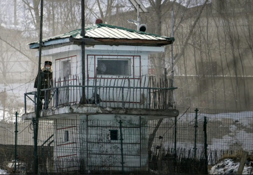 Một tháp canh ở làng biên giới Hyesan của Triều Tiên.