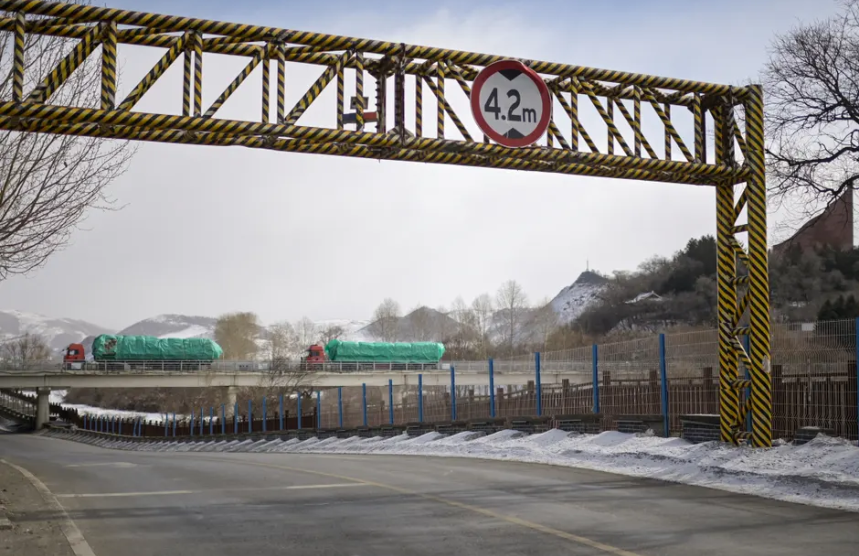 Xe tải đi qua cây cầu nối Trường Bạch (Trung Quốc) với Hyesan (Triều Tiên).