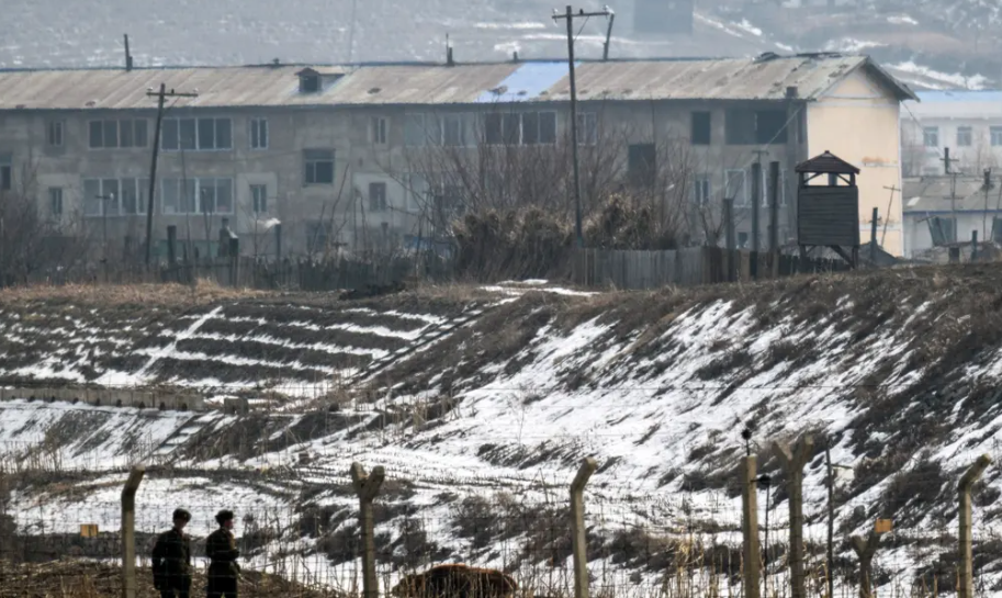 Binh sĩ Triều Tiên đi tuần gần sông Áp Lục.