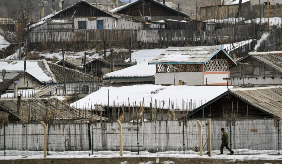 Người đàn ông đi trên con đường làng Hyesan.