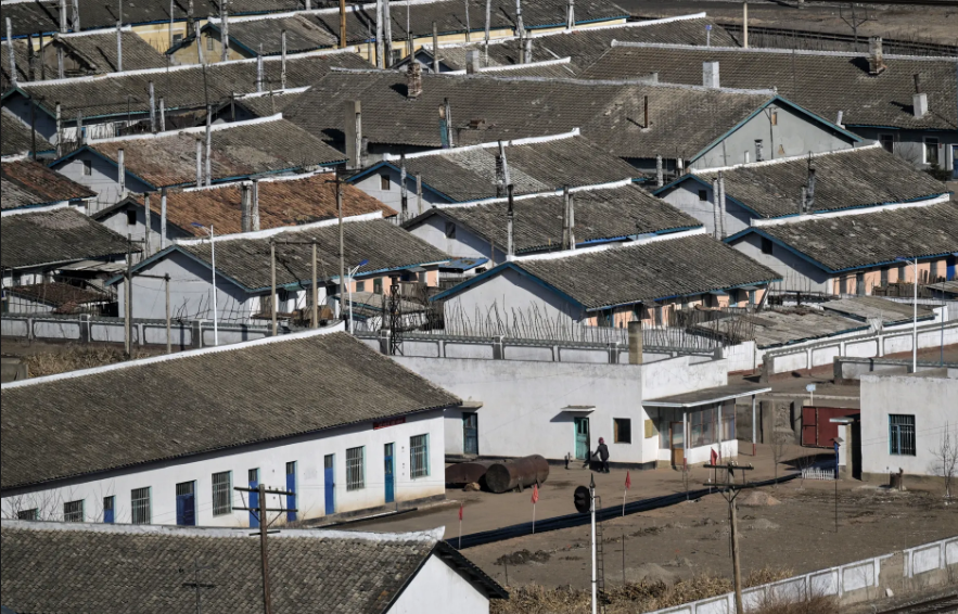 Thành phố Namyang (Triều Tiên) nhìn từ thành phố Đồ Môn, tỉnh Cát Lâm, Trung Quốc.