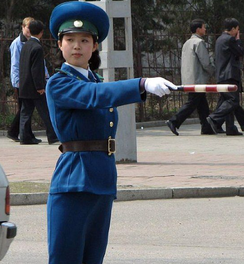 Nguồn tin cho biết, cảnh sát giao thông ở Bình Nhưỡng rất được coi trọng. Họ được trả lương cao, cung cấp khẩu phần thực phẩm mỗi ngày nhiều hơn người dân thông thường, có nhà ở và được chăm sóc y tế miễn phí,...