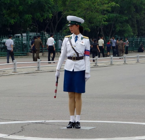 Các nữ cảnh sát giao thông rất tự hào và nghiêm túc trong công việc.