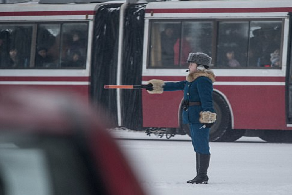 Hình ảnh một nữ cảnh sát giao thông Triều Tiên làm nhiệm vụ vào mùa đông.