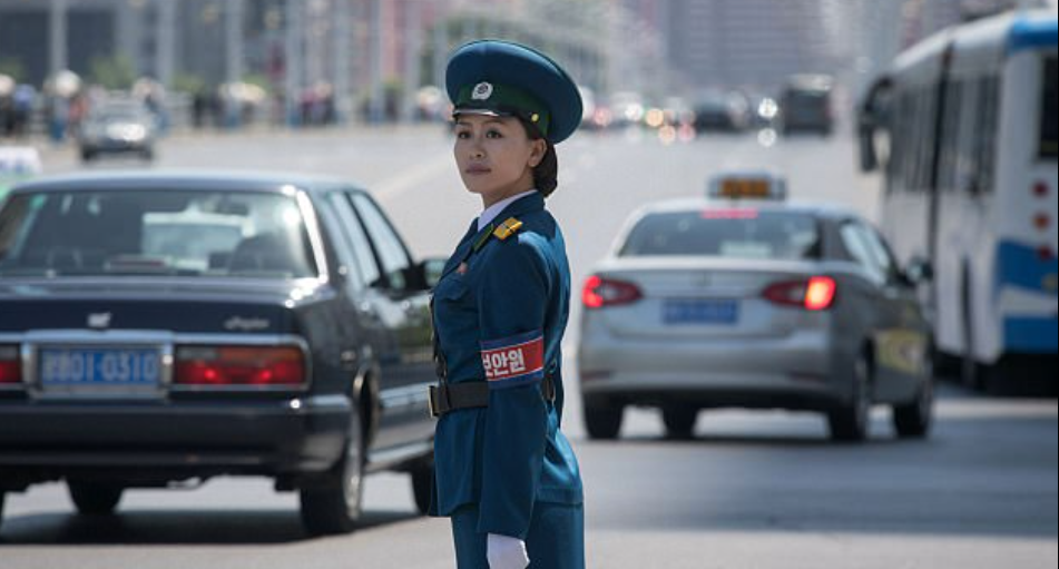 Các nữ cảnh sát giao thông mặc đồng phục tùy thuộc vào thời tiết.