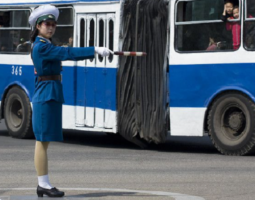 Hình ảnh nữ cảnh sát Triều Tiên làm nhiệm vụ trên đường phố để lại ấn tượng cho bất kì du khách nào tới đây.