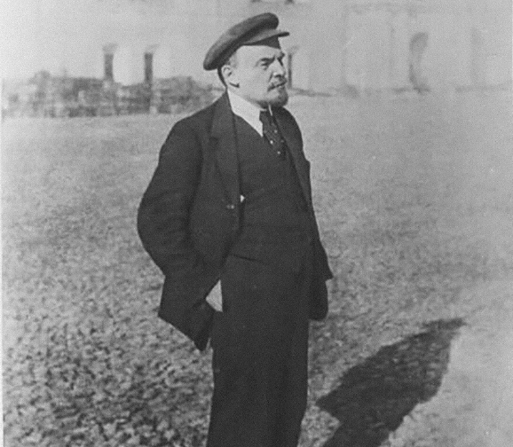 Cùng năm đó, thủ đô được chuyển về Moscow và lãnh tụ Lenin chuyển vào Điện Kremlin.