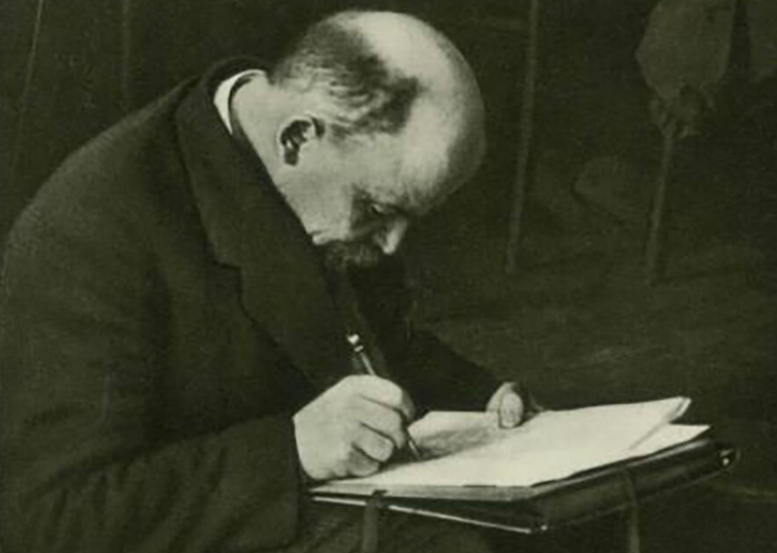 V.I. Lenin là lãnh tụ của phong trào cách mạng vô sản Nga và giai cấp vô sản toàn thế giới, người phát triển học thuyết của Karl Marx và Friedrich Engels thành học thuyết Marx-Lenin. Ảnh chụp Vladimir Ilyich Lenin năm 1921.