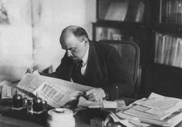 Năm 1900, Lenin sang châu Âu và thành lập tờ báo Iskra. Ở đó, lần đầu tiên ông sử dụng bút danh 'Lenin'. Tại châu Âu, Lenin đã tham dự đại hội của Đảng Lao động Dân chủ Xã hội Nga (RSDLP). Năm 1912, Lenin ra mắt tờ báo 'Pravda' ở St. Petersburg và quản lý việc xuất bản số báo từ xa.