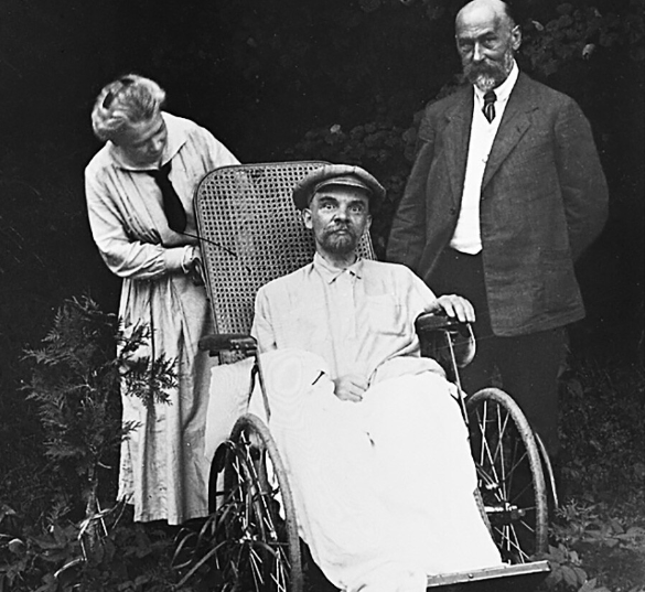 Năm 1923, sức khỏe của Lenin chuyển biến xấu và ông chuyển đến điền trang Gorki gần Moscow, nơi ông sống phần còn lại của cuộc đời. Ông qua đời vào ngày 21 tháng 1 năm 1924.