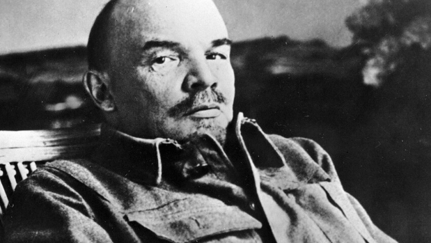 Trong thời gian từ tháng 12/1887 đến tháng 9/1888 ở Kokushkino, Lenin đã tự học để hoàn thành chương trình luật 4 năm và sau đó năm 1891, ông đã trả thi xuất sắc để tốt nghiệp Khoa Luật Đại học Tổng hợp St. Petersburg.