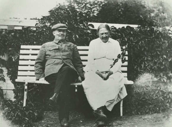 Năm 1895, ông bị cảnh sát bắt giữ và bị giam 14 tháng, sau đó bị trục xuất tới một làng ở Siberia. Khi sống lưu vong ở Siberia, ông đã viết nhiều bài báo về kinh tế Nga. Trong ảnh, Lenin và vợ ông, bà Nadezhda Krupskaya, năm 1922. Hai người kết hôn năm 1898.