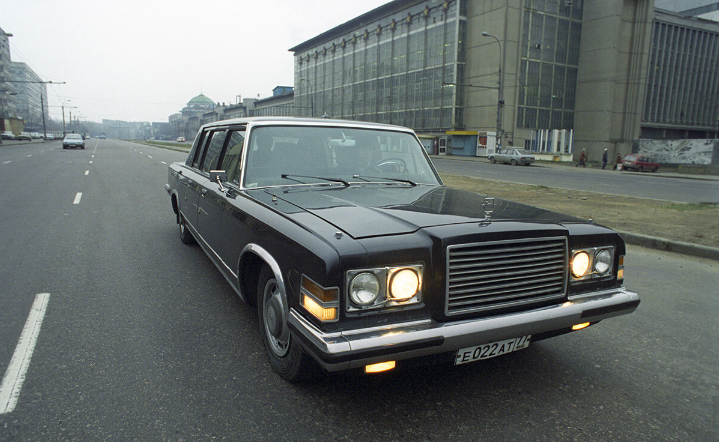 Nhà máy Likhachev (ZIL) đã cho ra mắt mẫu xe sedan hạng điều hành mới. Tuy nhiên, vào thời điểm đó, giới thượng lưu trong nước đã ưa chuộng ô tô thương hiệu nước ngoài.