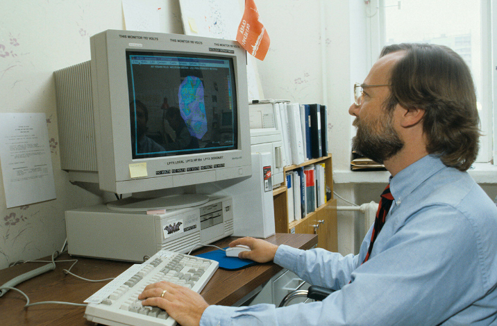 Công nghệ mới cũng tiến bộ, chẳng hạn như việc xử lý dữ liệu về thăm dò mỏ dầu trên máy tính.