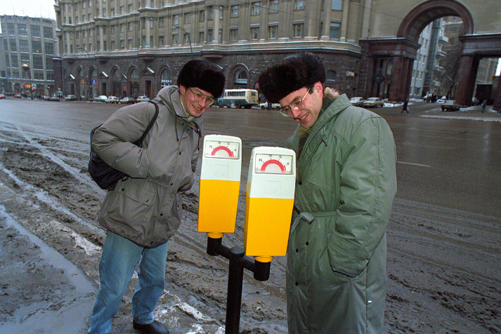 Tuy nhiên, phải mất một thời gian, bãi đậu xe trả phí mới xuất hiện trên khắp Moscow. Dù vậy, những chiếc đồng hồ đỗ xe đầu tiên đã xuất hiện trên Phố Tverskaya vào năm 1994.