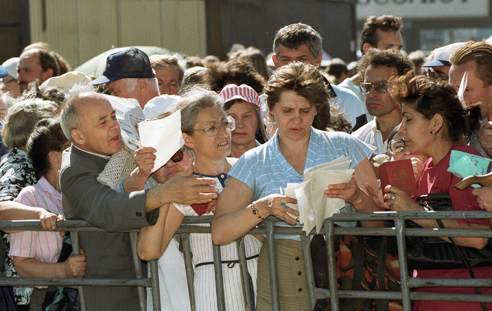 Những năm 1990 là thời kỳ khó khăn về mặt kinh tế tại nước Nga. Đầu những năm 1990, Sergei Mavrodi đã thực hiện mô hình MMM siêu lừa đảo và nhiều người dân khi đó trở thành nạn nhân. Trong ảnh là những cổ đông bị lừa đảo đang tập trung trước tòa nhà công ty.