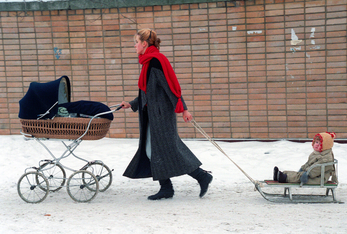 Một bà mẹ cùng các con đi dạo ở Moscow.