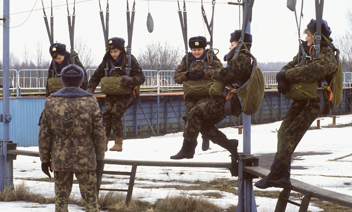 Những người lính nhảy dù nữ tham gia huấn luyện tại khu mô phỏng nhảy dù.