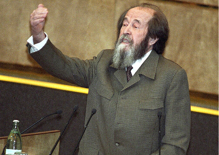 Nhà văn Alexander Solzhenitsyn trở về Nga vào năm 1994 và có bài phát biểu tại Duma Quốc gia, trình bày quan điểm của ông về sự phát triển của đất nước.