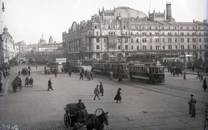 Một góc thủ đô Moscow năm 1924. Ở bên phải, bạn có thể thấy khách sạn Metropol sang trọng.