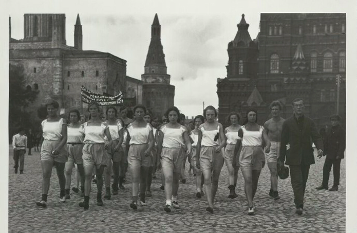 Quảng trường Đỏ trở thành nơi diễn ra các cuộc diễu hành lớn. Bức ảnh này cho thấy một trong nhiều cuộc diễu hành ủng hộ giáo dục thể chất.