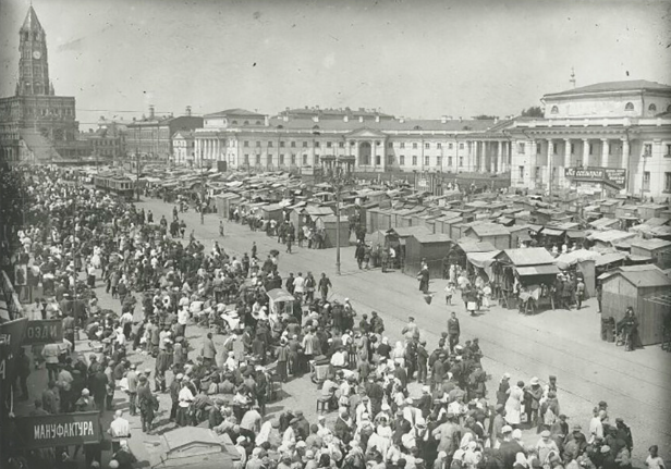 Khu chợ Sukharevsky đông đúc ở Moscow 100 năm trước.
