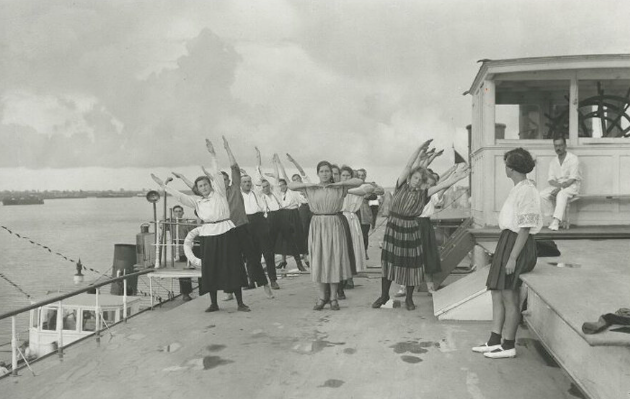 Trong khi đó, phong trào tạm nghỉ giải lao để tập thể dục đã được áp dụng trong các nhà máy, trường học, văn phòng, bệnh viện, spa chăm sóc sức khỏe và thậm chí cả trên tàu...