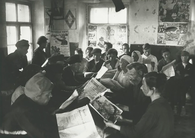 Chính quyền Liên Xô cũng khởi xướng nhiệm vụ xóa nạn mù chữ. Các trường học miễn phí cho trẻ em và người lớn được mở hàng loạt và công nhân được dạy đọc và viết.