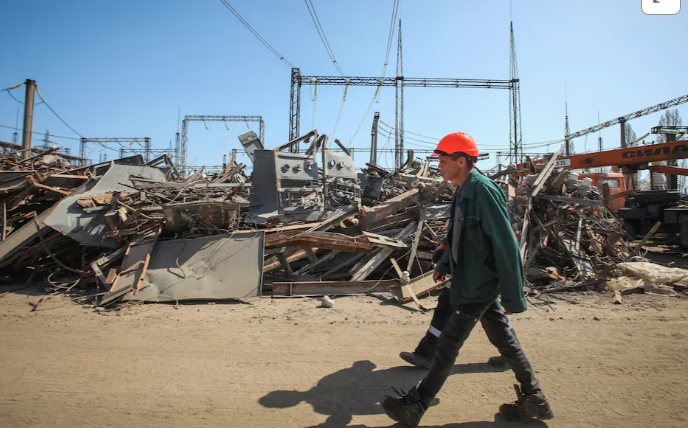 Công tố viên hàng đầu của khu vực Oleksandr Filchkov nói với Reuters rằng tất cả các cơ sở năng lượng của khu vực Kharkov đã bị hư hại hoặc phá hủy kể từ khi Nga tiếp tục cuộc oanh kích, gây ra tình trạng cắt điện trên quy mô lớn.