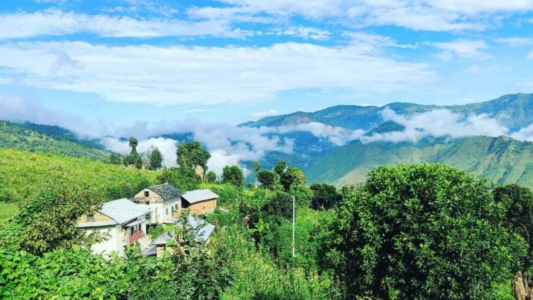 4. Chisapani, nằm ở độ cao 2.160 mét, là một ngôi làng xinh đẹp với không khí trong lành.