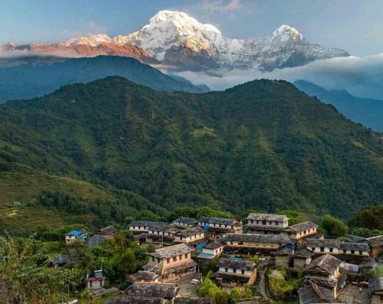 9. Ghandruk, nằm ở độ cao 2.012 mét, là một trong số ít ngôi làng nằm ở vùng Annapurna xinh đẹp. Thời gian lý tưởng nhất để ghé thăm làng Ghandruk được cho là mùa Xuân (tháng 2/tháng 3-tháng 5) và mùa Thu (tháng 9-tháng 11) khi khí hậu ôn hòa.