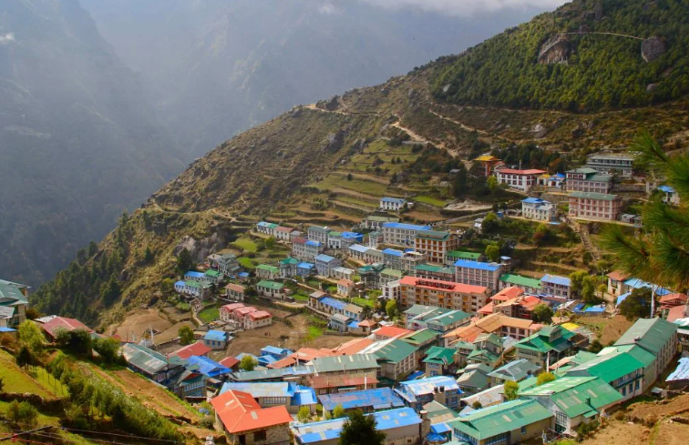 12. Namche Bazaar là một thị trấn nhỏ nằm ở vùng Khumbu ở độ cao 3.440m. Mùa thích hợp nhất để đến Namche Bazaar là mùa xuân (tháng 3-tháng 5) và mùa thu (tháng 9-tháng 11).