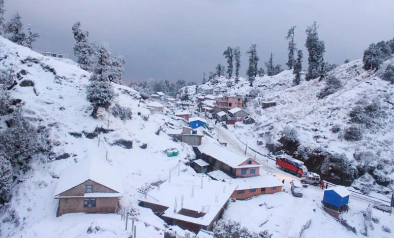 6. Daman nằm ở độ cao 2.400 mét, cách thủ đô Kathmandu khoảng 3 đến 4 giờ lái xe. Đối với những người thích ngắm cảnh núi non, Daman có nhiều thứ để khám phá. Vào mùa xuân, thời tiết trong xanh. Vào mùa đông, Daman được bao trùm bởi tuyết trắng.