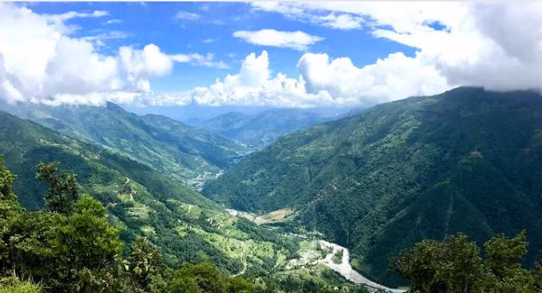 10. Helambu, gần Kathmandu, là một trong những ngôi làng bạn nhất định phải đến thăm khi tới Nepal. Thời gian lý tưởng nhất tới thăm ngôi làng là từ tháng 3 đến tháng 5.