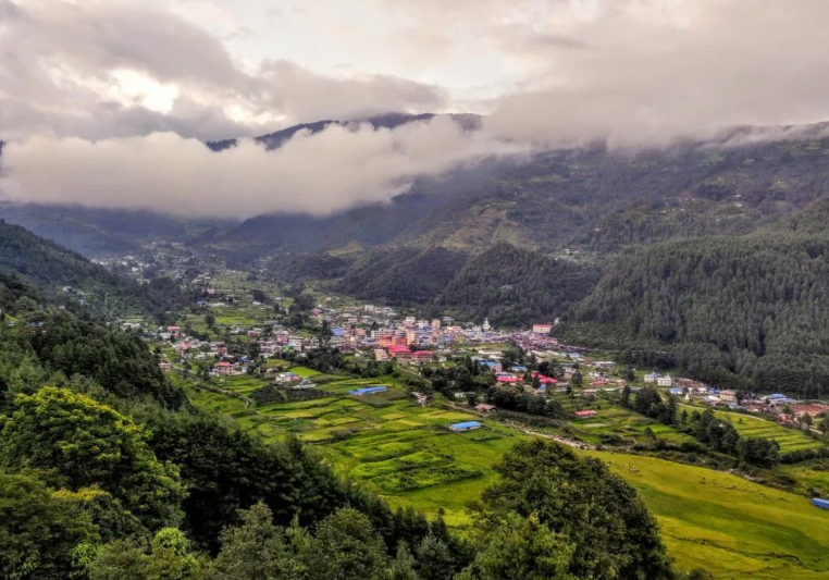 11. Ngôi làng Jiri có phong cảnh tuyệt đẹp, là địa điểm thích hợp để nghỉ dưỡng, tận hưởng tuần trăng mật, ngắm tuyết rơi,...