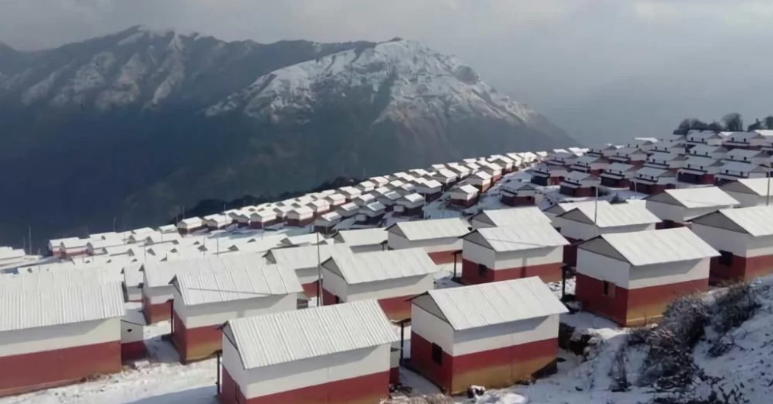 15. Một ngôi làng xinh đẹp khác ít được biết đến nằm ở Gorkha là làng Laprak. Đó là một ngôi làng nhỏ được bao quanh bởi những ngọn đồi cao. Những ngôi nhà ở làng Laprak được xây dựng một cách có tổ chức khiến khung cảnh của ngôi làng trở nên ngoạn mục. Những ngôi nhà ở đây đều có hai tầng, mái được làm bằng thiếc và gỗ.