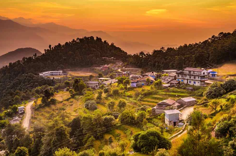 7. Dhampus là một điểm thu hút khách du lịch lớn nhờ tầm nhìn ra cánh đồng lúa vàng trù phú cũng như toàn cảnh núi non.