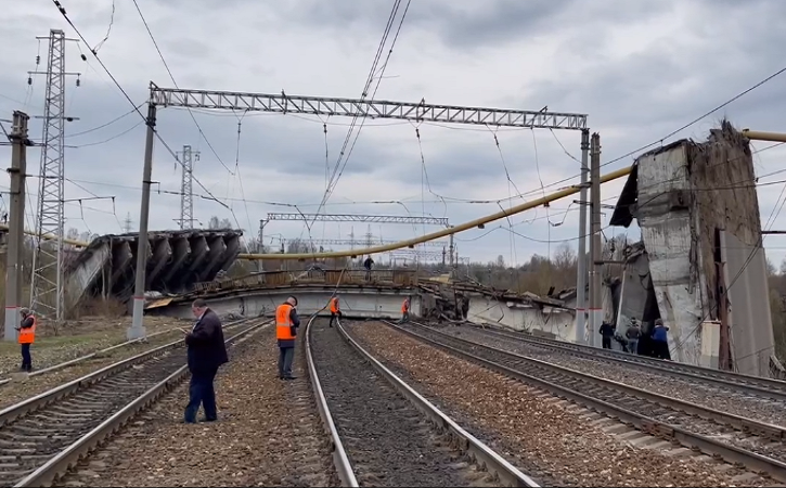 Hiện trường sập cầu vượt ở Nga, nhiều người thương vong - Hình 3 Hien truong sap cau vuot o Nga, nhieu nguoi thuong vong-Hinh-3